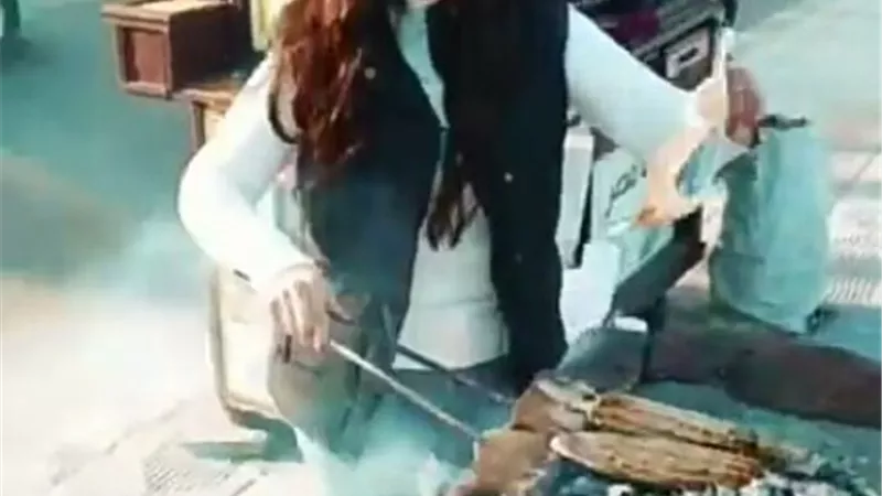 مروة ناجى تشوى ذرة على كورنيش عروس البحر.. صوروفيديو