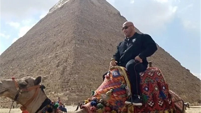 دينيس جيمس مدرب بيج رامى يزور منطقة آثار الهرم