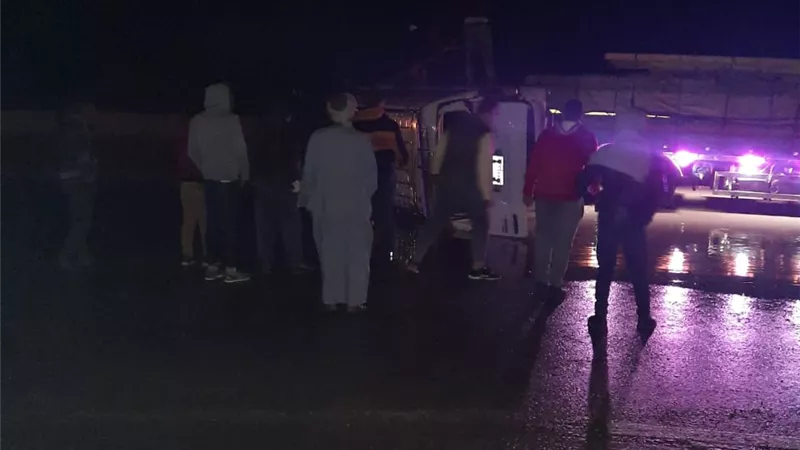 إصابة 5 أشخاص فى حادث انقلاب ميكروباص بطريق السويس القاهرة تعرف على المصابين