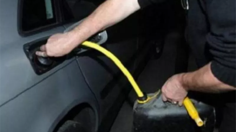 نشطاء يتداولون فيديو لسرقة بنزين السيارات المتوقفة