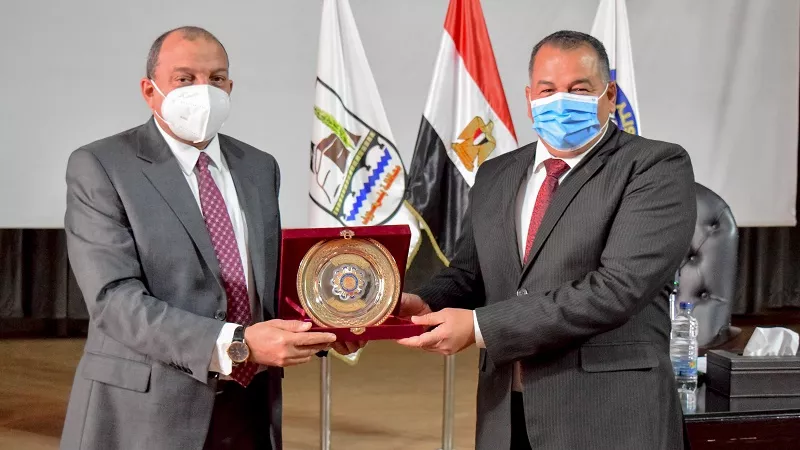 مجلس جامعة بني سويف يكرم عميد كلية الآداب السابق