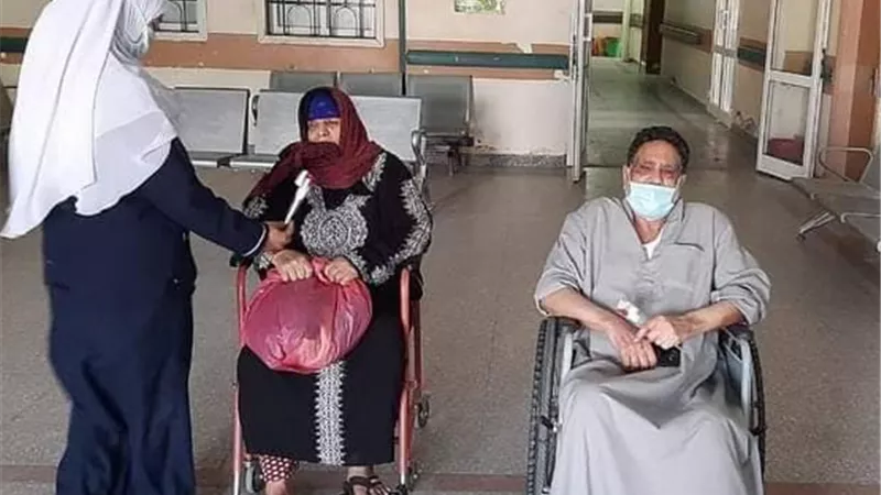 تعافى وخروج ٣ حالات كورونا من مستشفى قفط التعليمي