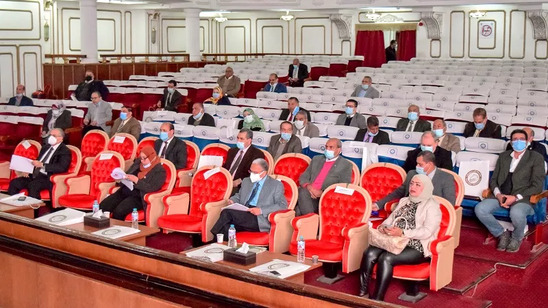 مجلس جامعة بني سويف يكرم عدد من العاملين