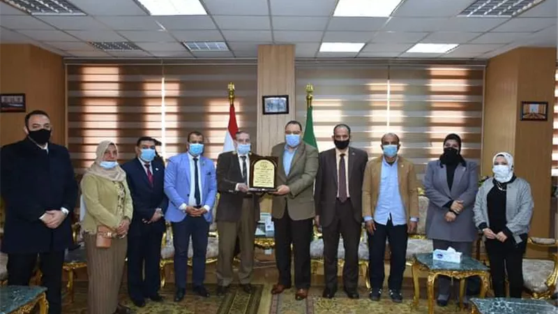 محافظ الشرقية يلتقي أعضاء نقابة المهن الإجتماعية بمكتبة بالديوان العام