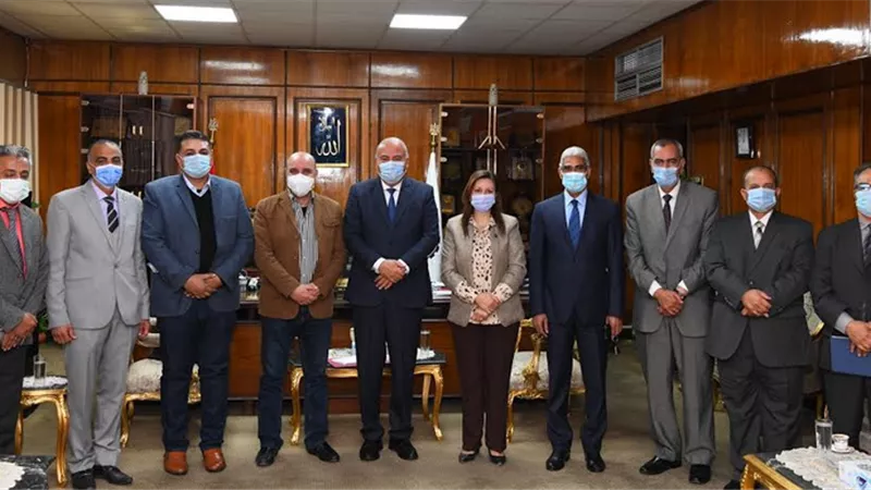 جامعة عين شمس تنظم قافلة طبيه وتنمويه بقرية أبودياب شرق بدشنا
