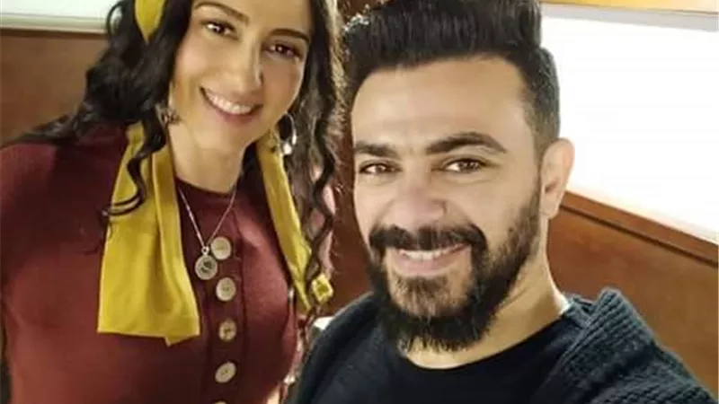 كريم الحسينى يهنئ حنان مطاوع فى كواليس 