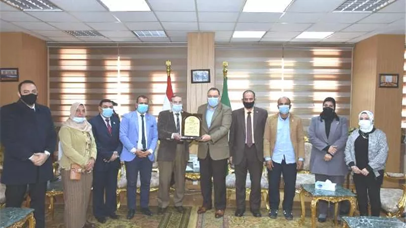 محافظ الشرقية يلتقي أعضاء نقابة المهن الإجتماعية بمكتبة بالديوان العام