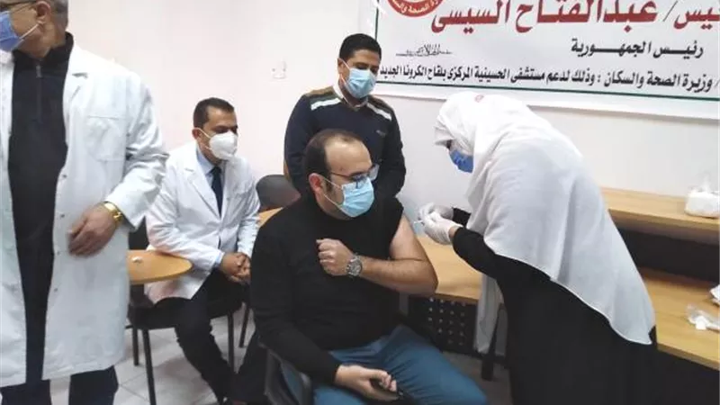 تطعيم ٦٥٠ من الكوادر الطبية بأقسام العزل بصحة الشرقية