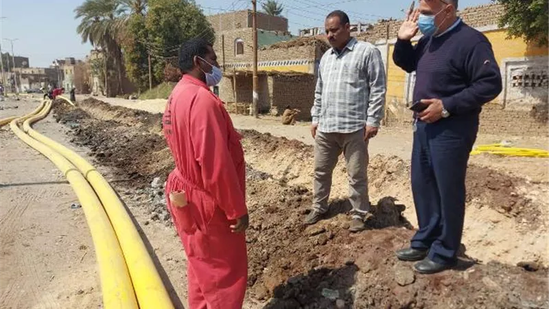 رئيس مركز إسنا يتفقد أعمال تغطية الترع والغاز إنارة الشوارع