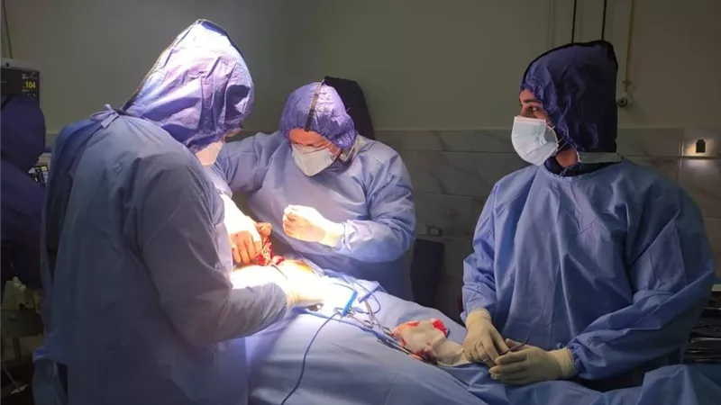 اجراء عملية إصلاح فتق سري مختنق لمريضة كورونا بمستشفى الاحرار بالزقازيق..صور