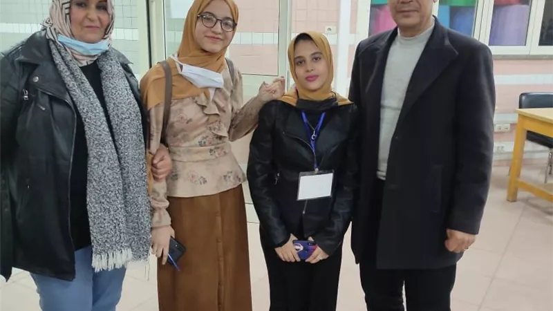 محافظ كفر الشيخ يهنئ الطالبة الفائزة في مسابقة التحدث باللغة العربية الفصحى