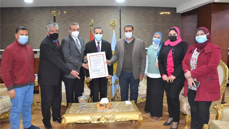 محافظ الغربية يكرم المركز التكنولوجي بثان طنطا لحصولهم على الأيزو ٩٠٠١