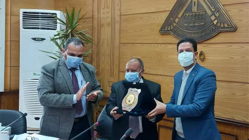 مجلس جامعة بنها يكرم عميدي كليتي التجارة والزراعة
