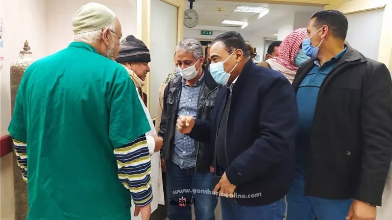 مصرع واصابة ١٩ في حادث سيارة بسيوة والمحافظ يزور المرضي بالمستشفي