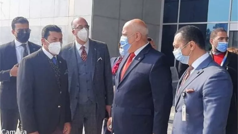 وزير الرياضة يستقبل رئيس الاتحاد الدولي للرماية بمطار القاهرة