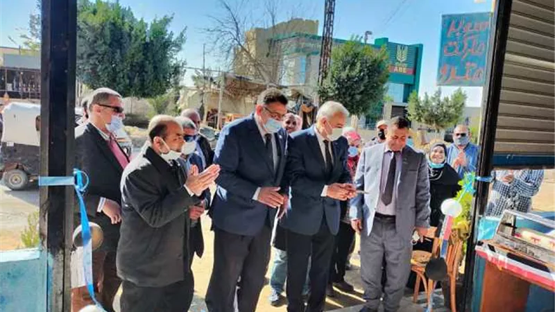 النائب سامي سليم ومدير تعليم الإسماعيلية يفتتحان منفذ بيع منتجات مدرسة سرابيوم الزراعية .صور