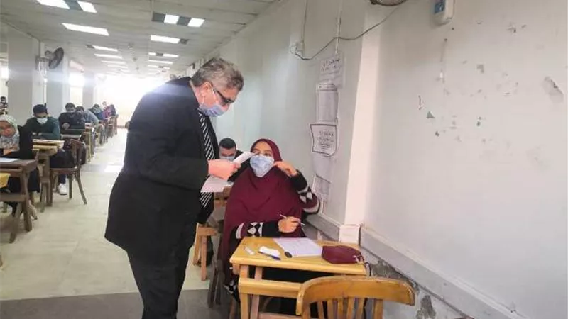 عميد طب بنها : رفع درجة الإجراءات الوقائية والإحترازية استعدادا للإمتحانات..صور