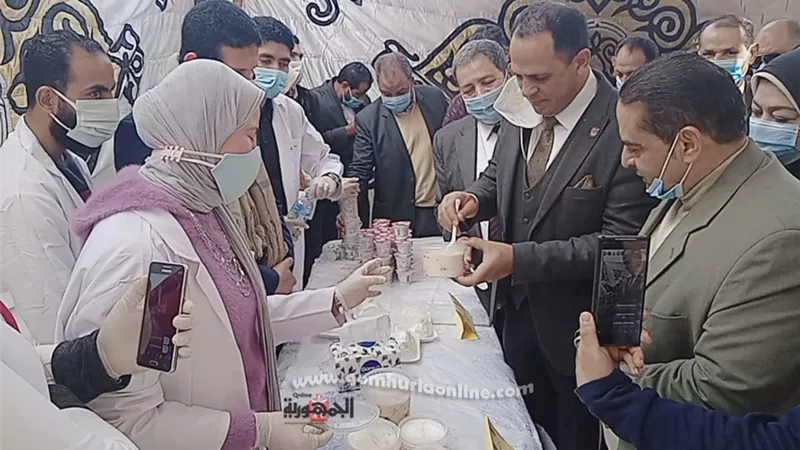 رئيس جامعة دمنهور يتفقد مشروعات تخرج طلاب كلية الزراعة..صور