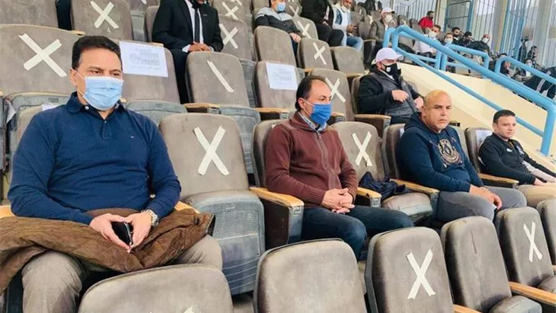 البدرى وجهازه يشاهدون مباراة بيراميدز والجونة من الملعب