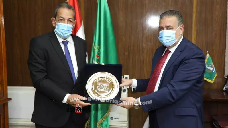 على هامش تسليم شهادات الدفعة الأولي للدبلوم المهنى فى ادارة الجودة الشاملة محافظ المنوفية يستقبل رئيس مجلس إدارة المعهد القومي للجودة