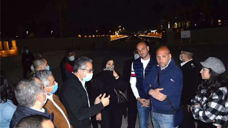 وزيرا الطيران والسياحة والأثار يتفقدا أعمال الترميم الجارية لتمثال الملك رمسيس