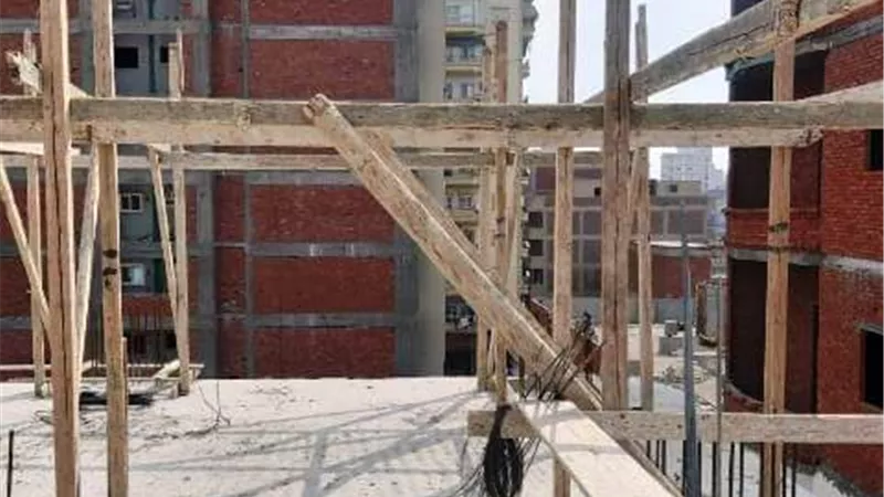 إيقاف حالتى بناء بدون ترخيص علي مساحة٢٤٠ متراً بمركزي فاقوس ومنياالقمح .صور