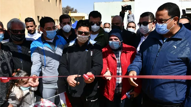 وزير الرياضة يفتتح الملعب القانوني بمركز شباب منديشة بالواحات البحرية