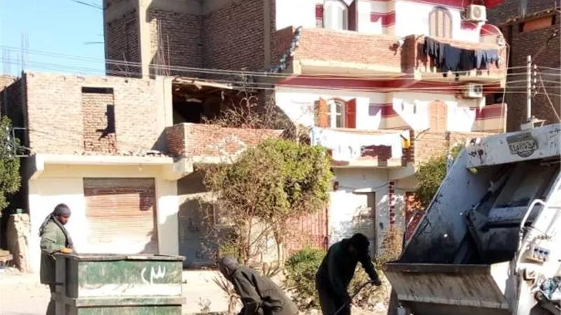 رفع وتفريغ صناديق القمامة بحى المطار شمال شرق الأقصر .صور