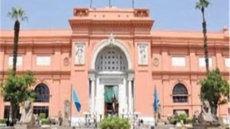 مدير عام المتحف المصرى تنفي السماح بتصوير قناع توت عنخ آمون خارج فاترينة العرض