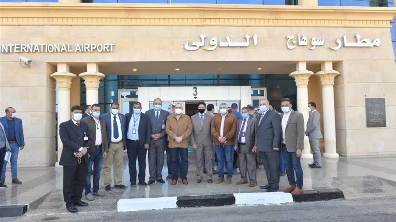 وزير الطيران يسلم مطار سوهاج الدولي شهادة الاعتماد الصحى للسفر الامن الممنوحة من ACI