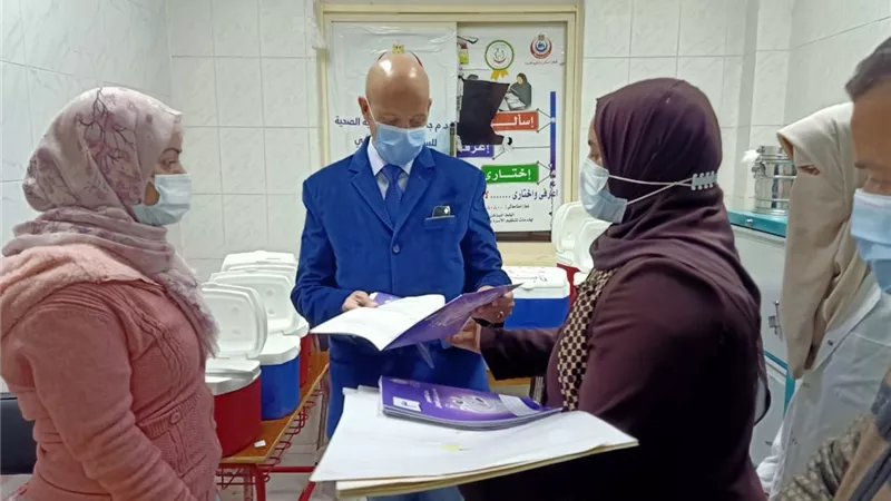 مديرالصحة يكافيء الفريق الطبي بمنشأة أبوعمر لجهوده في الإستعداد الجيد لحملة شلل الأطفال