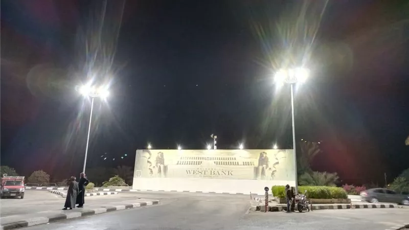دعم إضاءة الميادين والمزلقانات بالأقصر بكشافات ليد وأعمدة سارى