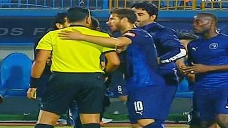 رمضان صبحى يعتدى على حكم مباراة بيراميدز والجونة.. شاهد