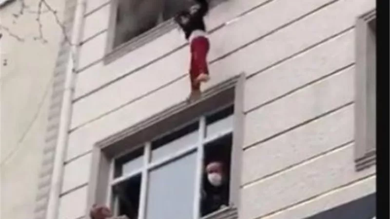 شاهد ...ام تلقى بأطفالها الاربعة من الطابق الثالث