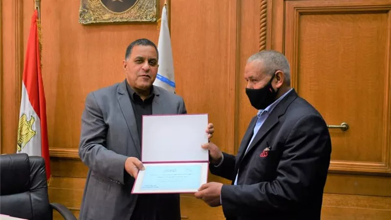 رئيس السكة الحديد يكرّم مشرف قطار رفض قطع نصف تذكرة لطفل 9 سنوات