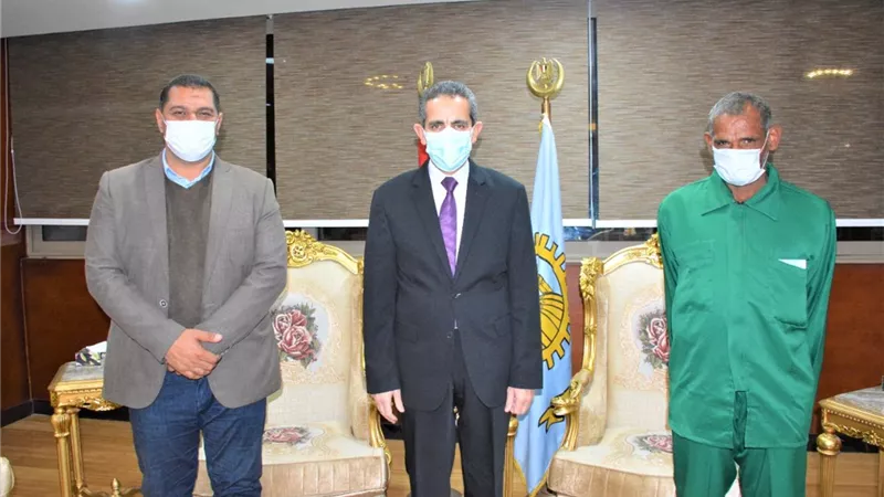 محافظ الغربية يكرم عامل النظافة المثالي لتميزه في أداء عمله
