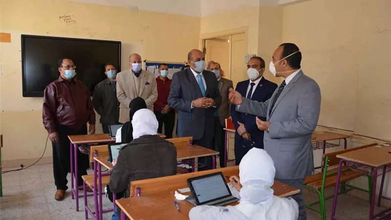 نائب محافظ المنيا يتفقد لجان الامتحانات