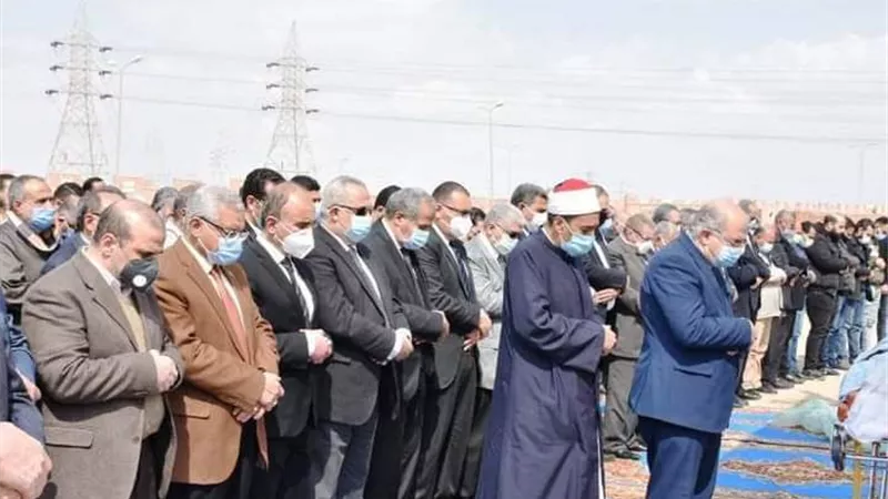 وزير التموين ومحافظ الشرقية يشاركان في تشييع جثمان رئيس جامعة الزقازيق السابق بمدينة العاشر من رمضان