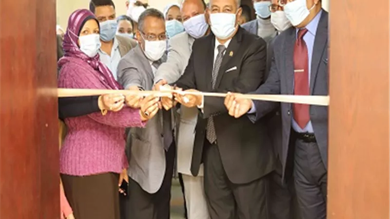 رئيس جامعة جنوب الوادي يفتتح المعرض الفني بكلية التربية النوعية