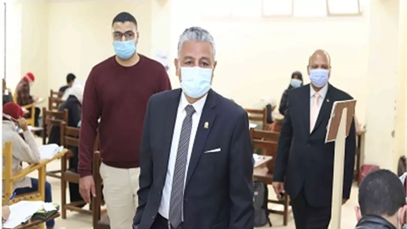 رئيس جامعة جنوب الوادي يتفقد لجان الامتحانات بعدد من الكليات