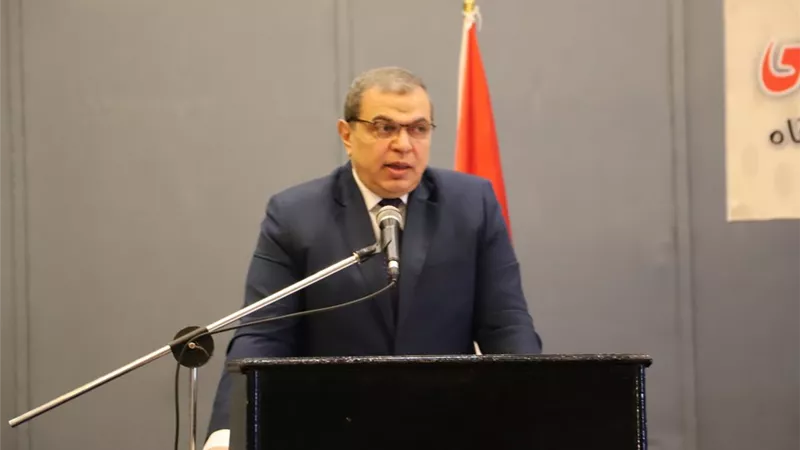 وزير القوى العاملة ومحافظ الإسكندرية يسلمان ٩٦١٨ بوليصة تأمين تكافلي للعمالة غير المنتظمة وصغار الصيادي