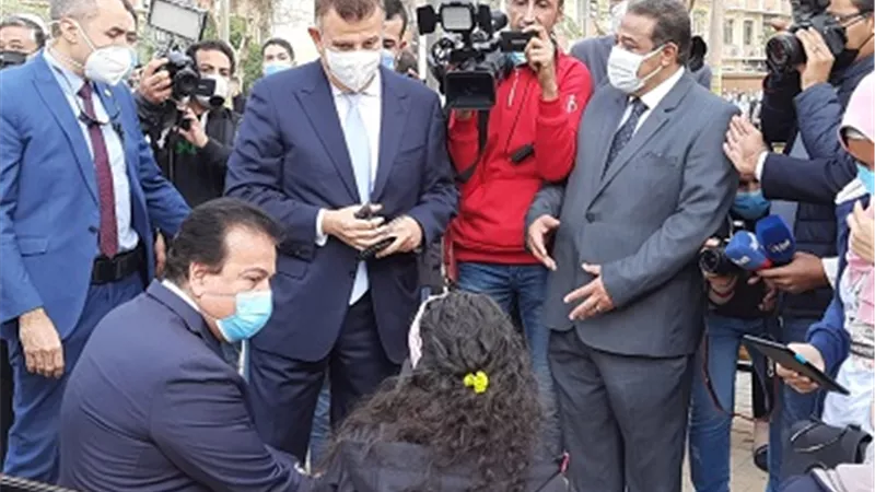 وزير التعليم العالى يتفقد امتحانات الفصل الدراسي الأول بآداب عين شمس