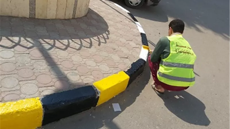 محافظ أسيوط يشيد بمجهودات طلاب ومعلمين التعليم الفنى لمشاركتهم فى دهان الطرق وأعمدة الإنارة