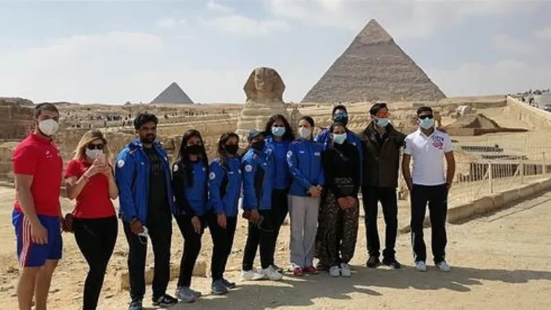 جولة سياحية بالأهرامات لبعثتي التشيك والهند على هامش كأس العالم للرماية