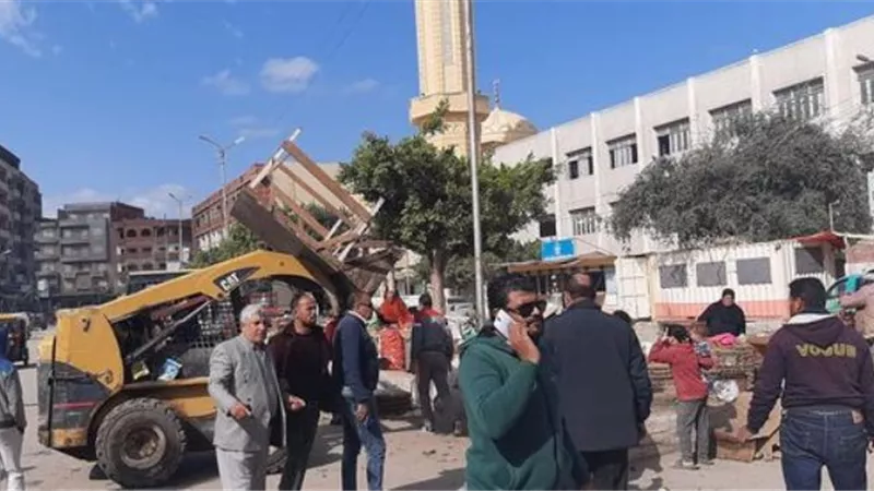 حملة إشغالات تحرر 45 محضرا بالقنطرة غرب في الإسماعيلية.صور