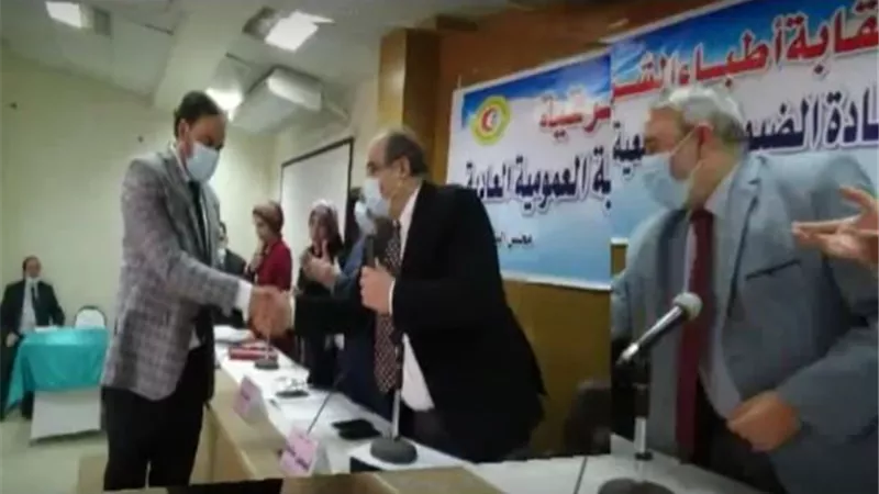 نقابة الاطباء بالشرقية تكرم وكيل وزارة الصحة فى الاسماعيلية.. بالصور