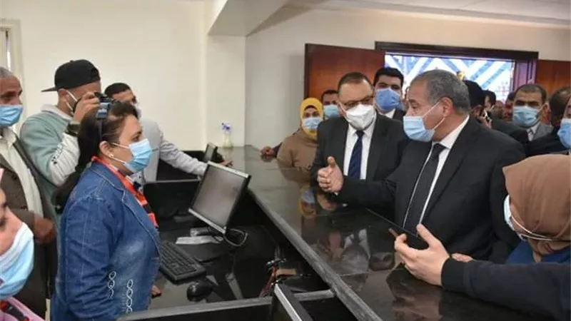 وزيرالتموين ومحافظ الشرقية يتفقدان مركزي خدمة المواطنين المُطورين للبطاقات التموينية ببيشه قايد والزرزمون بالزقازيق وههيا