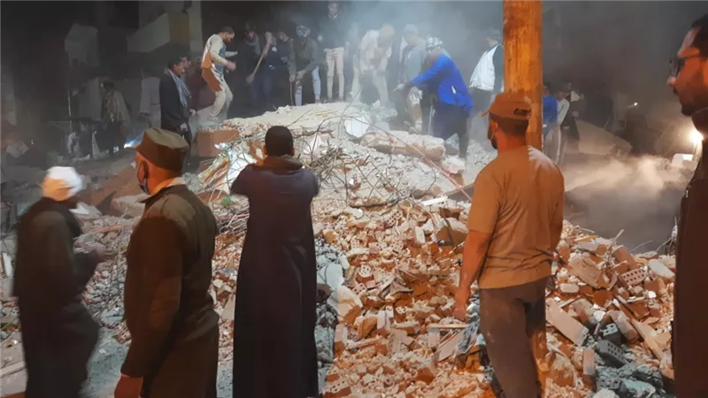 نائب محافظ أسيوط والسكرتير العام يتفقدان المنزل المنهار بمركز الفتح