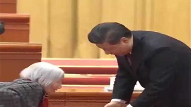 الرئيس الصيني ينحني أمام سيدة ساهمت في تخليص بلاده من الفقر