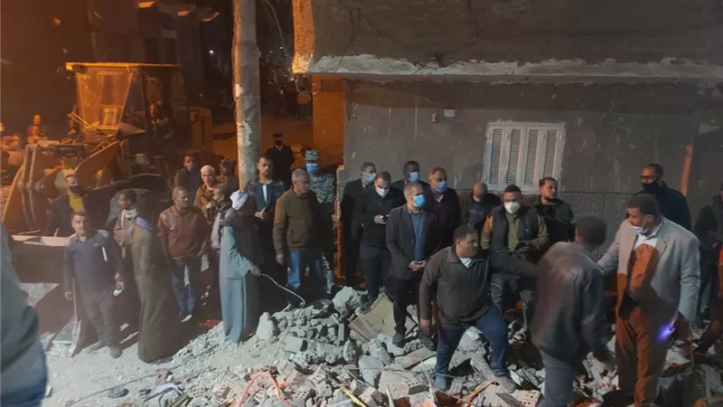محافظ أسيوط:استخراج 9 اشخاص من اسفل انقاض المنزل المنهار بالفتح وتكثيف الجهود لاستخراج باقى سكان المنزل